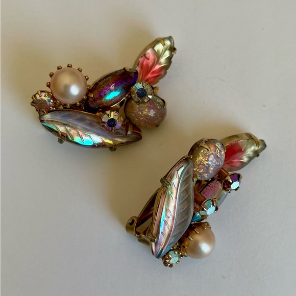 Vintage Signed Kramer Opalescent Leaf Motif Clip Earrings - Picture 2 of 7